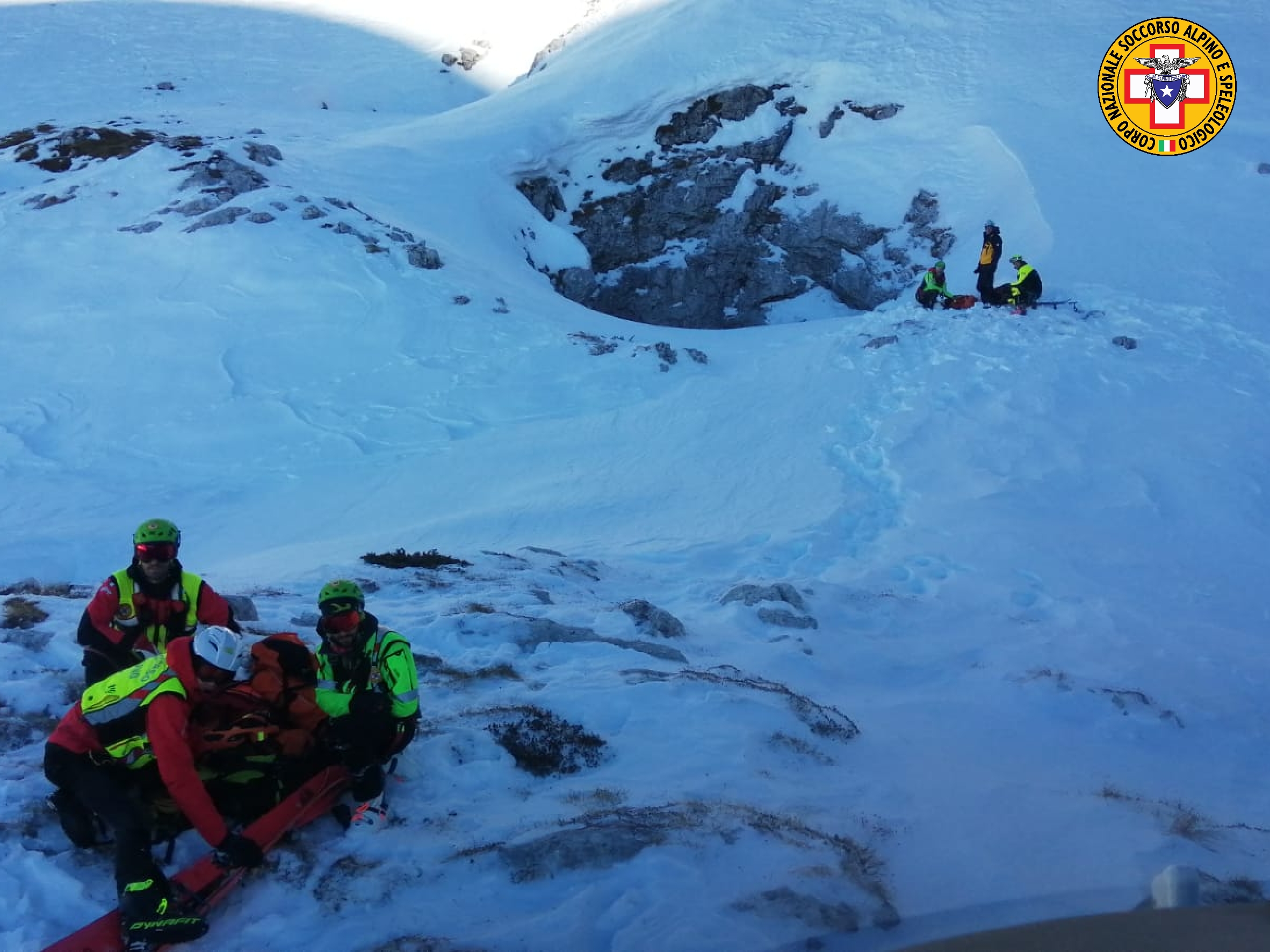 RITROVATO IN VITA LO SCIALPINISTA IN ALPAGO, ERA FINITO IN UNA PROFONDA DOLINA